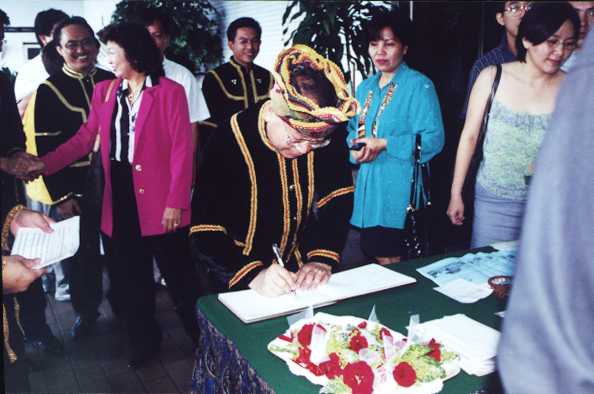 HS signing guestbook
